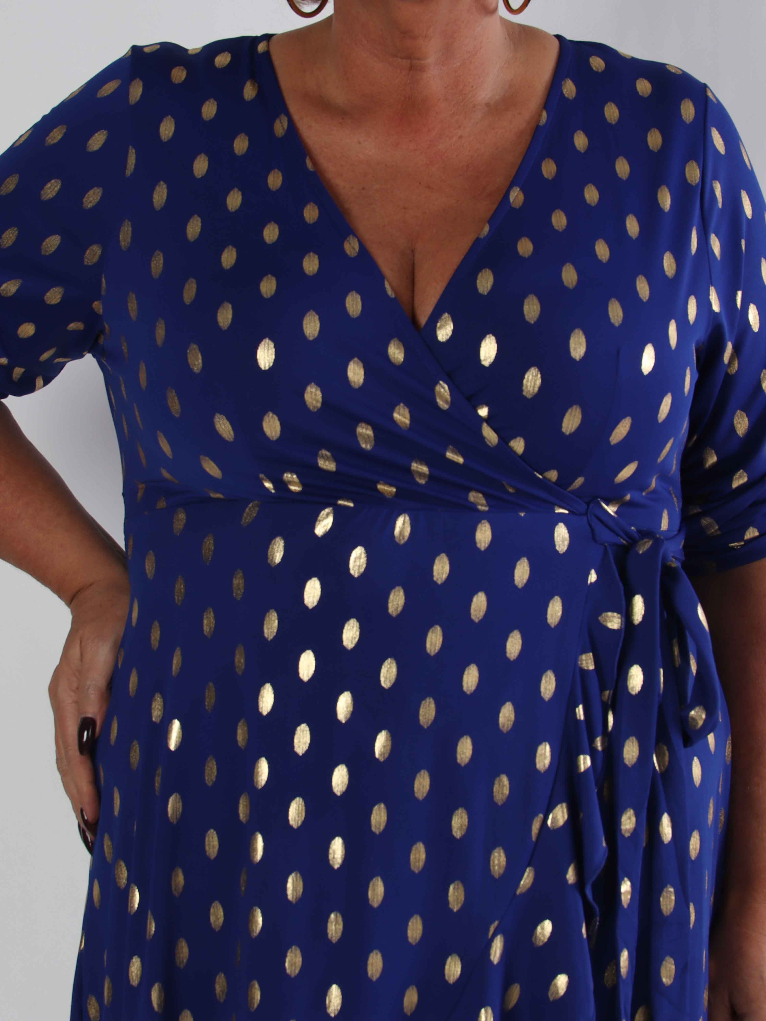 Savina Gold - Elastisk plus size klänning i omlott-look med guldprickar